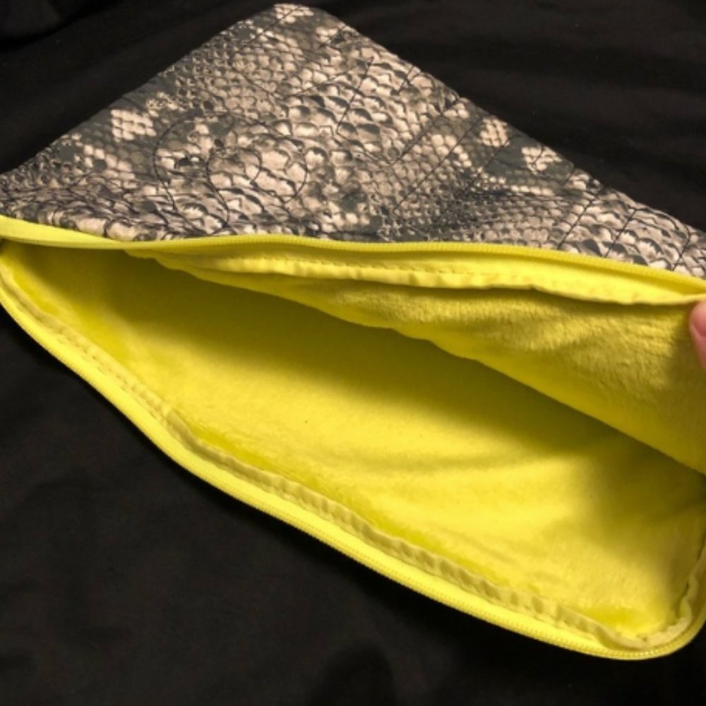 NEW Marc by Marc Jacobs Laptop Case Neon Fleece Lining Snake Skin WORKWEAR - Picture 5 of 11